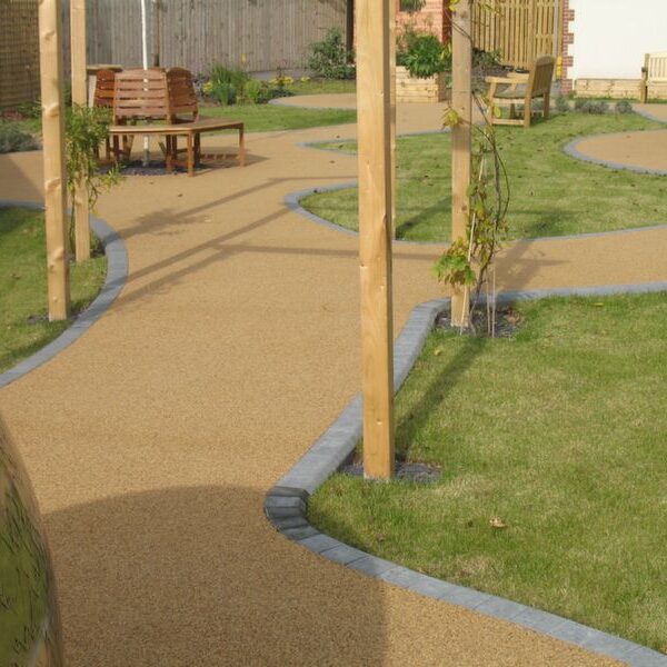 Resin-Bound-Stone-Ideal-for-Garden-Landscaping